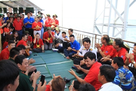 Đại biểu đoàn hành trình giao lưu văn nghệ với chiến sỹ đảo Đá