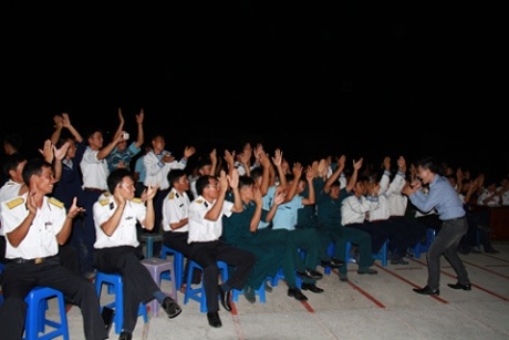 Ca sĩ Hoàng Hiệp hát với các chiến sỹ đảo Song Tử Tây.