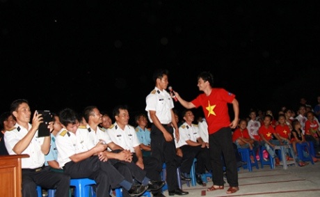 Nghệ sĩ Xuân Bắc mang đuổi hình bắt chữ đến với chiến sỹ và nhân dân đảo Song Tử Tây.