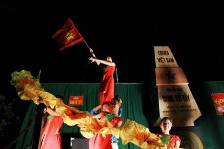 Nghệ sĩ Xuân Bắc mang đuổi hình bắt chữ đến với chiến sỹ và nhân dân đảo Song Tử Tây.