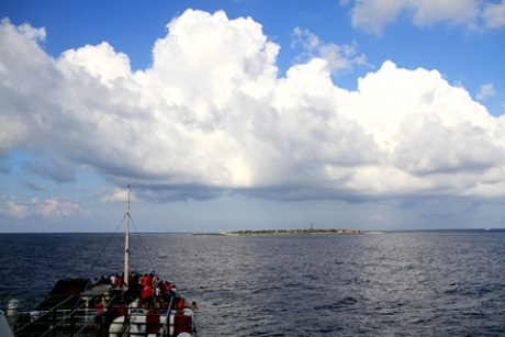 Đoàn tàu hành trình trước đảo Song Tử Tây.