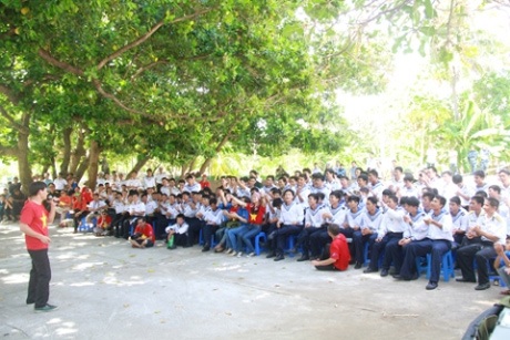 Bí thư TƯ Đoàn Nguyễn Long Hải thắp hương tưởng niệm các chiến sỹ hy sinh trên đảo Nam Yết.