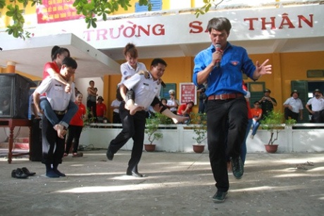 Bí thư TƯ Đoàn Nguyễn Long Hải thắp hương tưởng niệm các chiến sỹ hy sinh trên đảo Nam Yết.