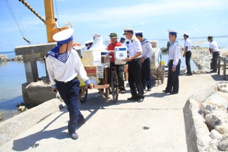 Chiến sỹ đảo Sơn Ca tiếp nhận quà tặng của đoàn hành trình.
