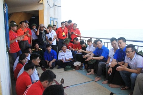 Bí thư TƯ Đoàn, cán bộ, chiến sỹ đảo Đá Thị giao lưu văn nghệ với các đại biểu của Đoàn hành trình.