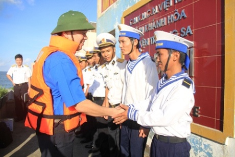 Bí thư TƯ Đoàn thăm hỏi, động viên chiến sỹ đảo Đá Thị.