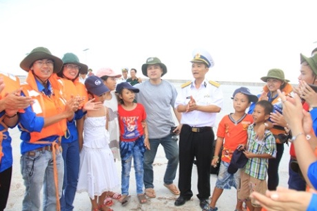 Cán bộ, chiến sỹ và các cháu nhỏ trên đảo Song Tử Tây hát vang trên bến thuyền lúc từ biệt đoàn.