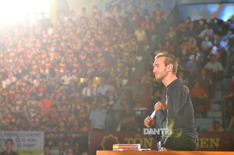 Song trước sự háo hức của hơn 5.000 khán giả, Nick vẫn cố gắng hoàn tất buổi diễn thuyết