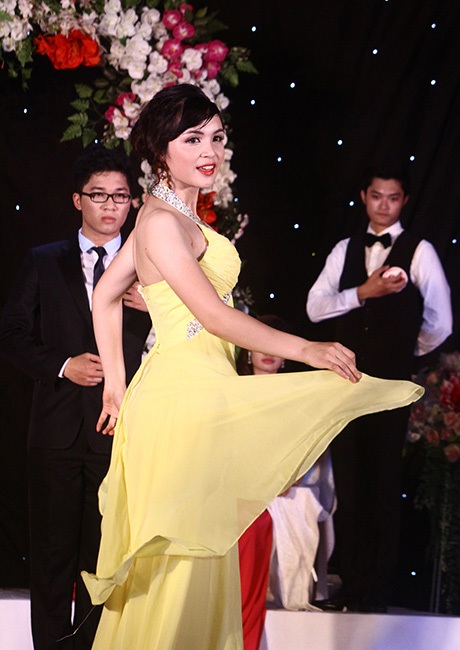 “Chị Kính hồng" xinh đẹp đăng quang Miss HV Ngân hàng - 12 Phần thi tran