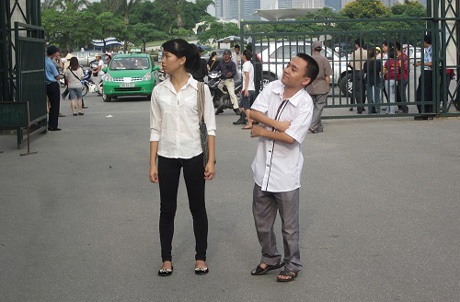 Nhiều người khuyết tật đến SVĐ Mỹ Đình mong được gặp Nick - 6 Có những người hâm mộ đến từ rất sớm