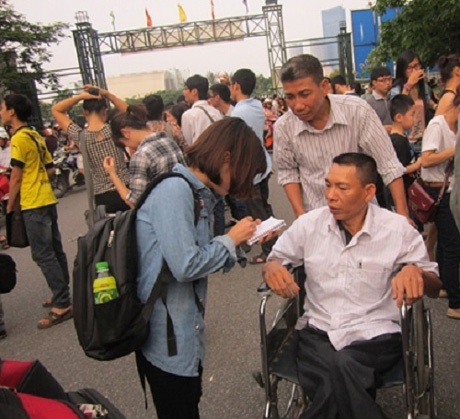 Nhiều người khuyết tật đến SVĐ Mỹ Đình mong được gặp Nick - 5 Có những người hâm mộ đến từ rất sớm