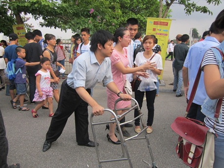 Nhiều người khuyết tật đến SVĐ Mỹ Đình mong được gặp Nick - 4 Có những người hâm mộ đến từ rất sớm