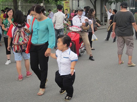 Nhiều người khuyết tật đến SVĐ Mỹ Đình mong được gặp Nick - 3 Cùng người thân đến xem Nick diễn thuyết