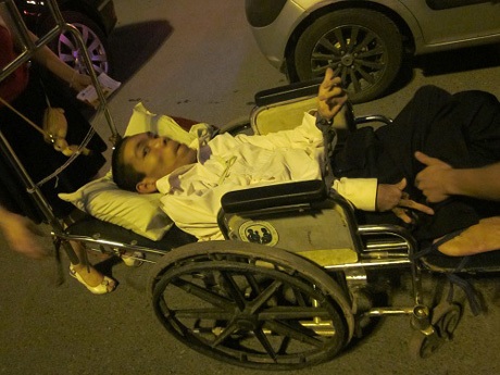 Nhiều người khuyết tật đến SVĐ Mỹ Đình mong được gặp Nick - 2 Dù nằm trên xe lăn nhưng vẫn khao khát được đến nghe Nick nói chuyện