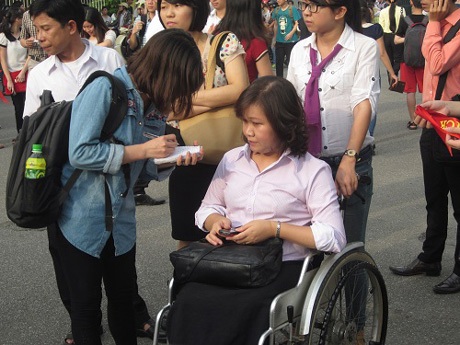 Nhiều người khuyết tật đến SVĐ Mỹ Đình mong được gặp Nick - 7 Có những người hâm mộ đến từ rất sớm