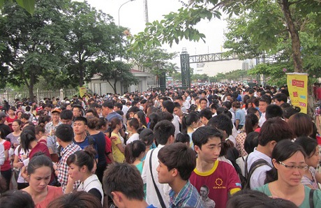 Nhiều người khuyết tật đến SVĐ Mỹ Đình mong được gặp Nick - 8 Hòa chung sự háo hức của đông nghẹt bạn trẻ