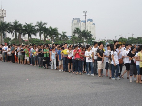 Nhiều người khuyết tật đến SVĐ Mỹ Đình mong được gặp Nick - 9 Mọi người xếp hàng khá ngay ngắn để soát vé, nhanh chóng có một chỗ trên khán đài