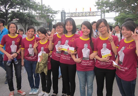 Nhiều người khuyết tật đến SVĐ Mỹ Đình mong được gặp Nick - 10 và để được chứng kiến Nick ngoài đời thực.