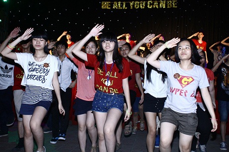 Teen Kim Liên "phát sốt" vì anh chàng đẹp trai nhóm 365 - 12 Cuối chương trình, tất cả học sinh Kim Liên cùng nhảy flashmob