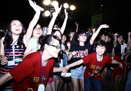 Teen Kim Liên "phát sốt" vì anh chàng đẹp trai nhóm 365 - 4 Các nữ sinh phát sốt vì những anh chàng đẹp trai
