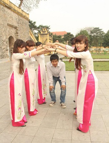 Hè về sinh viên nô nức khoe ảnh kỉ yếu đậm chất thơ - 7 (ảnh 8)Cảnh chơi trò “Rồng rắn lên mây”