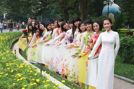 Hè về sinh viên nô nức khoe ảnh kỉ yếu đậm chất thơ - 2 Những cô gái lớp 09C4 khoa Trung – ĐH Sư Phạm HN thướt tha trong tà áo dài