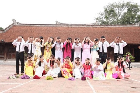 Hè về sinh viên nô nức khoe ảnh kỉ yếu đậm chất thơ - 11 Cả lớp cùng nhau tạo dáng nhí nhảnh