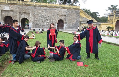 Hè về sinh viên nô nức khoe ảnh kỉ yếu đậm chất thơ - 10 Phút ngẫu hứng của sinh viên trường Luật