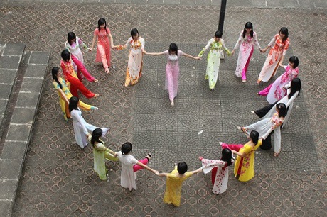 Hè về sinh viên nô nức khoe ảnh kỉ yếu đậm chất thơ - 9 Bức ảnh tập thể tạo hình trái tim như thế này sẽ khiến ta nhớ mãi