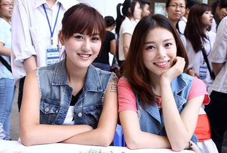 Hà Lade, Linh Rin háo hức mang quần áo đi đổi đồ cho teen - 1 Hai cô gái thân thiết bên nhau trong chương trình từ thiện.