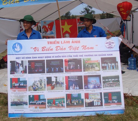 900 sinh viên xếp chữ Việt Nam khổng lồ trên đảo Lý Sơn - 4 ĐH Quảng Nam với khung triển lãm ảnh.