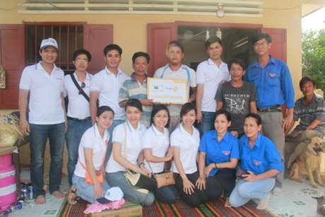 Thanh niên MobiFone vì màu xanh biển đảo - 2 Thăm và tặng quà cho Anh Bùi Văn Phải