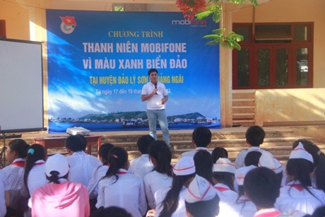 Thanh niên MobiFone vì màu xanh biển đảo - 1 Thanh niên Mobifone tuyên truyền về môi trường cho các em học sinh