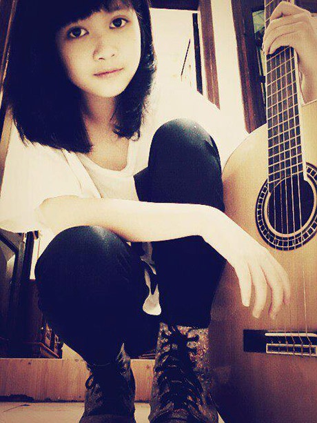 Dân mạng "chao đảo" vì giọng hát đẹp của nữ sinh Lê Quý Đôn - 4 Hà My nổi tiếng trên mạng với hình ảnh xinh đẹp giản dị, ôm cây đàn ngân nga