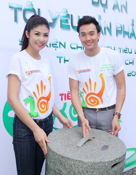 Cô và diễn viên Quốc Trường cùng tuyên truyền về vệ sinh môi trường tại công viên 23/9