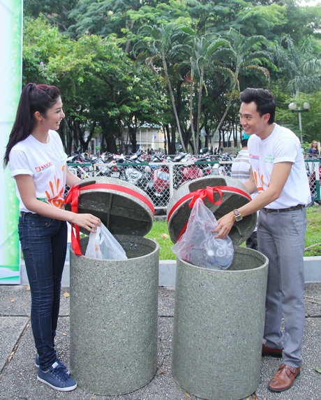 Chụp ảnh lưu niệm với các bạn TNV.