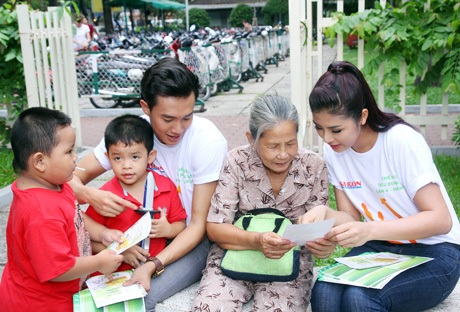 Cô và diễn viên Quốc Trường cùng tuyên truyền về vệ sinh môi trường tại công viên 23/9