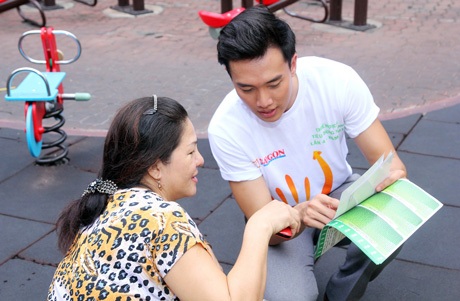 Cô và diễn viên Quốc Trường cùng tuyên truyền về vệ sinh môi trường tại công viên 23/9