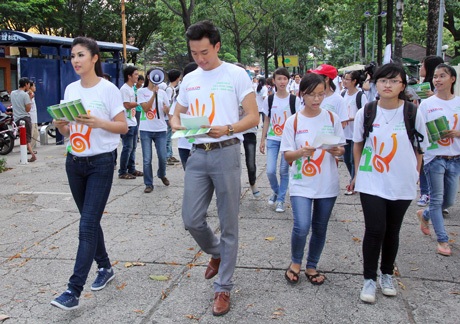 Cô và diễn viên Quốc Trường cùng tuyên truyền về vệ sinh môi trường tại công viên 23/9