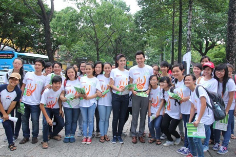 Chụp ảnh lưu niệm với các bạn TNV.