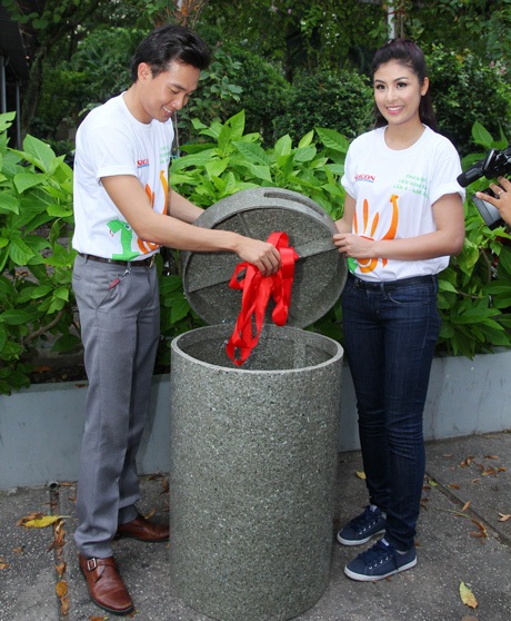 Chụp ảnh lưu niệm với các bạn TNV.