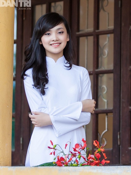 Hoa khôi 9X xứ chè tinh khôi trong áo dài trắng - 2 Hoàng Dung
