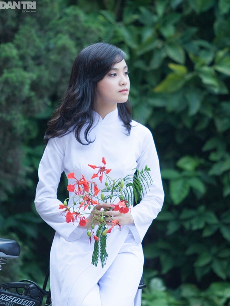 Hoa khôi 9X xứ chè tinh khôi trong áo dài trắng - 9 Hoàng Dung