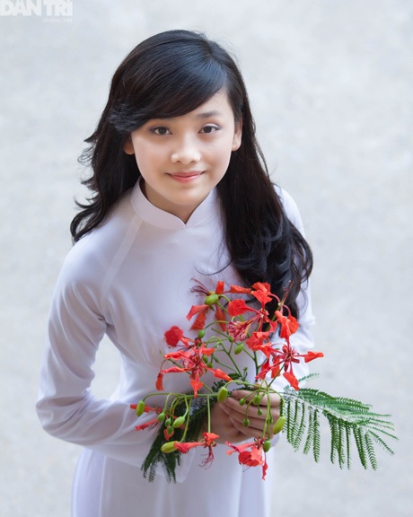 Hoa khôi 9X xứ chè tinh khôi trong áo dài trắng - 12 Hoàng Dung