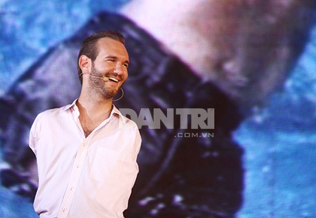 Ngay sau đó, Nick lại trở về với tinh thần lạc quan, nụ cười rạng rỡ trên môi