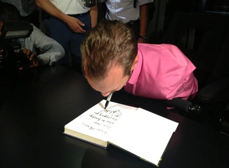 Bạn trẻ Việt Nam mong đợi biểu tượng hy vọng Nick Vujicic - 5 Nick ký tặng sách tại họp báo giới thiệu buổi diễn thuyết ngày 03/05 tại Nhà hát Metropolitan