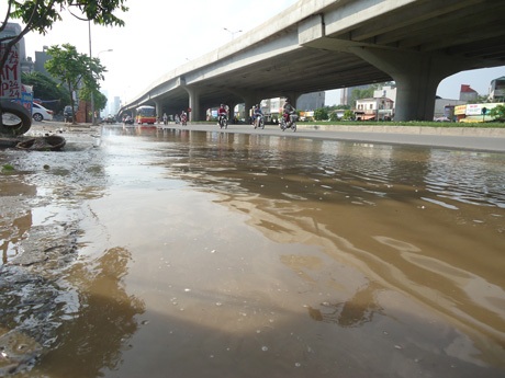 Hà Nội: Máy xúc “húc” phải đường ống nước, đường ngập lênh láng - 2 Nước tràn ra đường gây cản trở giao thông.