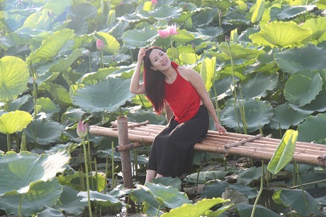 Thiếu nữ Hà thành háo hức chụp ảnh giữa mùa sen nở rộ - 3 Thiếu nữ Hà Thành kiêu kì bên đóa sen hồng