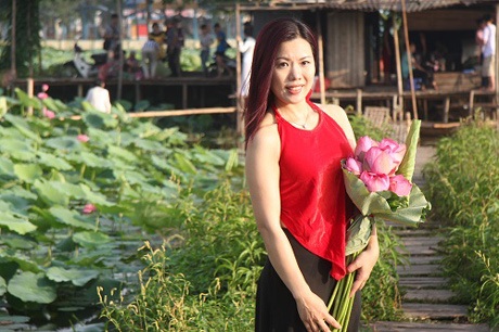 Thiếu nữ Hà thành háo hức chụp ảnh giữa mùa sen nở rộ - 4 Yêu kiều bên hồ sen
