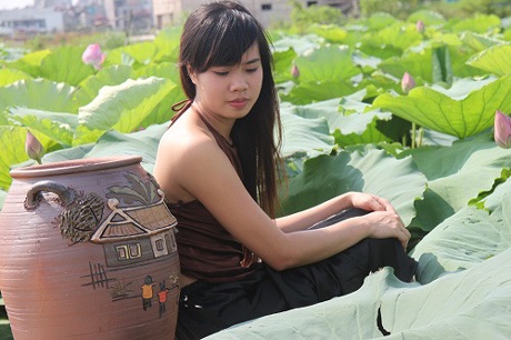 Thiếu nữ Hà thành háo hức chụp ảnh giữa mùa sen nở rộ - 5 Yêu kiều bên hồ sen